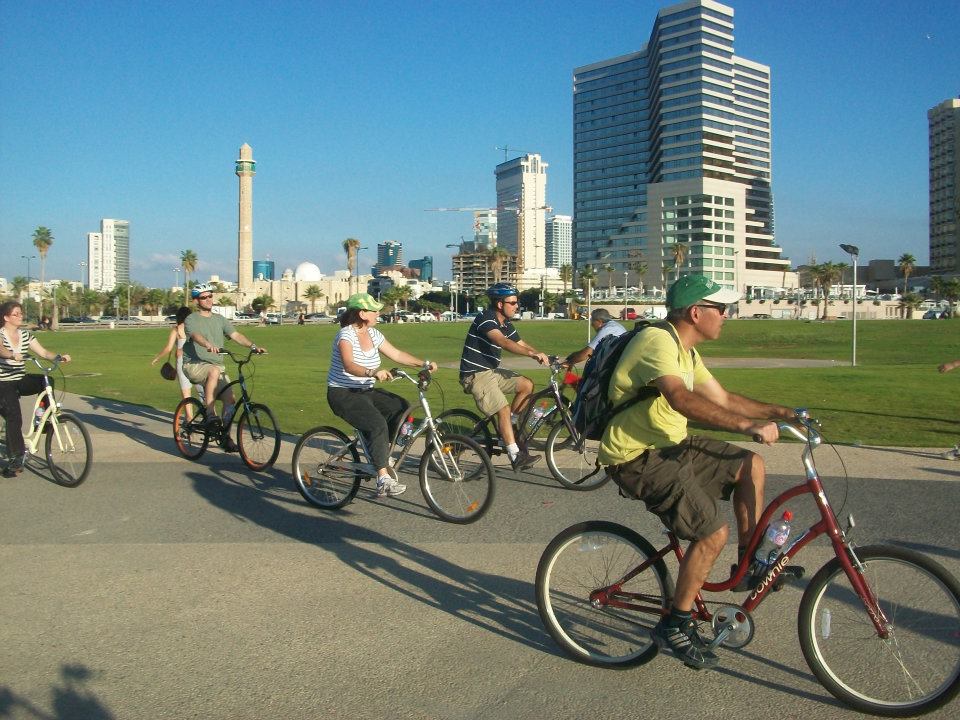 Cycling in Tel Aviv - Photo (C) Namal TLV